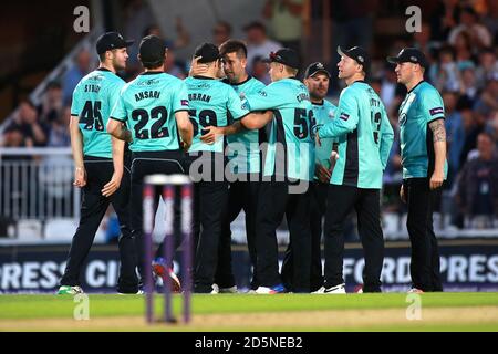 Surrey's Jade Dernbach (Mitte) feiert mit Teamkollegen nach dem Nehmen Ein Wicket Stockfoto