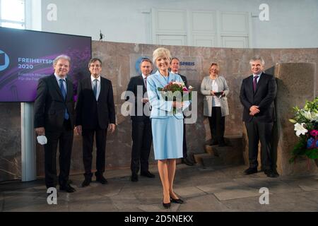Vorne: Preisträgerin Dr. hc Friede SPRINGER, Verleger, hinten von links: Dr. Bernd HEIDENREICH, Stadtrat (CDU) im Stadtrat Frankfurt, Prof. Dr. Karl-Heinz PAQUE, Paqué, Vorsitzender der Geschäftsführung, Friedrich-Naumann-Stiftung für Freiheit, Christian LINDNER, Politiker, Vorsitzender der FDP, Dr. Mathias DOEPFNER, Dopfner, CEO der Axel Springer SE, Sabine LEUTHEUSSER-SCHNARRENBERGER, Politikerin, FDP, stellvertretende Vorsitzende der Friedrich-Naumann-Stiftung für Freiheit, Prof. Dr. Ludwig Theodor HEUSS, Arzt und Verleger, Dr. hc Friede Springer erhält den Freiheitspreis der Friedri Stockfoto