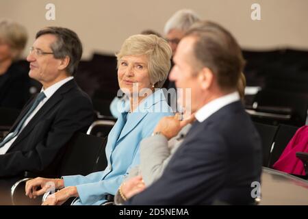 Frankfurt, Deutschland. 10. Okt, 2020. Links nach rechts Dr. hc Friede SPRINGER, Verlag, Dr. Mathias DOEPFNER, DÃ¶pfner, Vorstandsvorsitzender der Axel Springer SE, Dr. hc Friede Springer erhält den Freedom Prize der Friedrich Naumann Stiftung in der Paulskirche Frankfurt, 10.10.2020, Â Nutzung weltweit Quelle: dpa/Alamy Live News Stockfoto