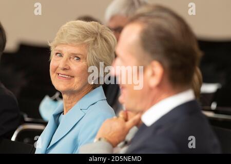 Frankfurt, Deutschland. 10. Okt, 2020. Links nach rechts Dr. hc Friede SPRINGER, Verlag, Dr. Mathias DOEPFNER, DÃ¶pfner, Vorstandsvorsitzender der Axel Springer SE, Dr. hc Friede Springer erhält den Freedom Prize der Friedrich Naumann Stiftung in der Paulskirche Frankfurt, 10.10.2020, Â Nutzung weltweit Quelle: dpa/Alamy Live News Stockfoto