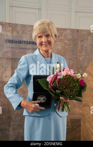 Frankfurt, Deutschland. Oktober 2020. Preisträgerin Dr. hc Friede SPRINGER, Verleger, Dr. hc Friede Springer erhält den Freedom Prize der Friedrich Naumann Stiftung in der Paulskirche Frankfurt, 10.10.2020, zur weltweiten Nutzung Quelle: dpa/Alamy Live News Stockfoto