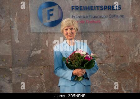Frankfurt, Deutschland. Oktober 2020. Preisträgerin Dr. hc Friede SPRINGER, Verleger, Dr. hc Friede Springer erhält den Freedom Prize der Friedrich Naumann Stiftung in der Paulskirche Frankfurt, 10.10.2020, zur weltweiten Nutzung Quelle: dpa/Alamy Live News Stockfoto