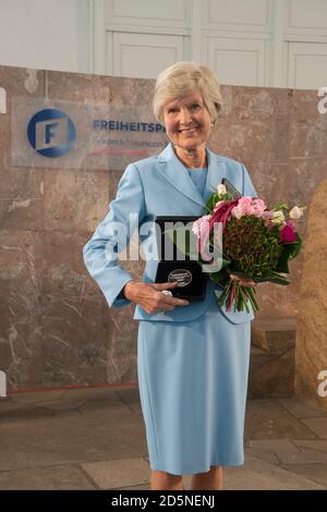 Frankfurt, Deutschland. Oktober 2020. Preisträgerin Dr. hc Friede SPRINGER, Verleger, Dr. hc Friede Springer erhält den Freedom Prize der Friedrich Naumann Stiftung in der Paulskirche Frankfurt, 10.10.2020, zur weltweiten Nutzung Quelle: dpa/Alamy Live News Stockfoto