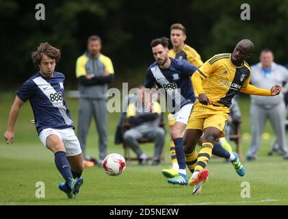 Fulhams Sone Aluko und Ben Pearson von Preston North End kämpfen während ihres Pre-Season Friendly auf Fota Island, Cork, Irland, um den Ball Stockfoto