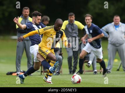 Fulhams Sone Aluko und Greg Cunningham von Preston North End kämpfen während ihres Pre-Season Friendly auf Fota Island, Cork, Irland, um den Ball Stockfoto