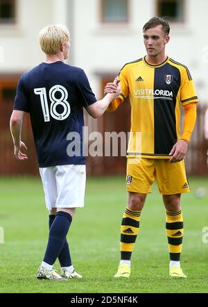 Fulham's Lasse Vigen Christensen (rechts) und Preston North End's Ben Pringle schüttelt die Hände Stockfoto