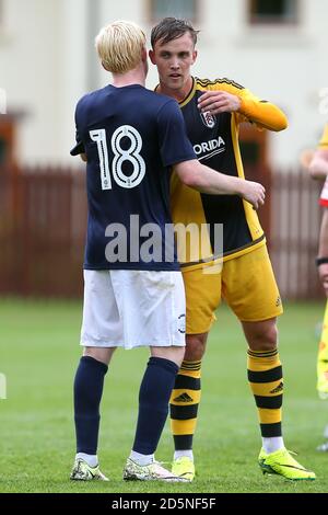 Fulham's Lasse Vigen Christensen (rechts) und Preston North End's Ben Pringle schüttelt die Hände Stockfoto