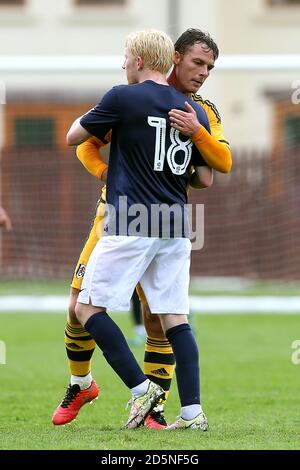 Fulhams Scott Parker (Rückseite) und Preston North End's Ben Pringle Umarmen Stockfoto