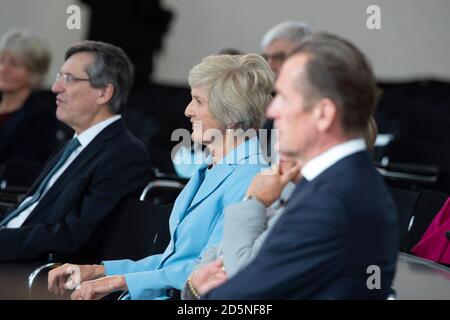 Frankfurt, Deutschland. 10. Okt, 2020. Links nach rechts Dr. hc Friede SPRINGER, Verlag, Dr. Mathias DOEPFNER, DÃ¶pfner, Vorstandsvorsitzender der Axel Springer SE, Dr. hc Friede Springer erhält den Freedom Prize der Friedrich Naumann Stiftung in der Paulskirche Frankfurt, 10.10.2020, Â Nutzung weltweit Quelle: dpa/Alamy Live News Stockfoto