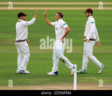 Surrey's Tom Curran feiert das Wicket von Yorkshire's Andrew Gayle Stockfoto