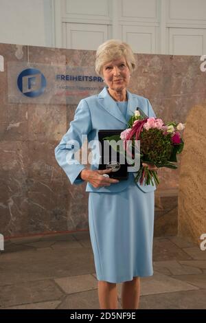 Frankfurt, Deutschland. Oktober 2020. Preisträgerin Dr. hc Friede SPRINGER, Verleger, Dr. hc Friede Springer erhält den Freedom Prize der Friedrich Naumann Stiftung in der Paulskirche Frankfurt, 10.10.2020, zur weltweiten Nutzung Quelle: dpa/Alamy Live News Stockfoto