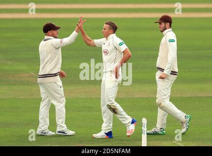 Surrey's Tom Curran feiert das Wicket von Yorkshire's Andrew Gayle. Stockfoto