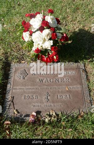 Los Angeles, Kalifornien, USA 13. Oktober 2020 EIN allgemeiner Blick auf die Atmosphäre des Grabes von Natalie Wood im Pierce Brothers Westwood Village Memorial Park am 13. Oktober 2020 in Los Angeles, Kalifornien, USA. Foto von Barry King/Alamy Stockfoto Stockfoto