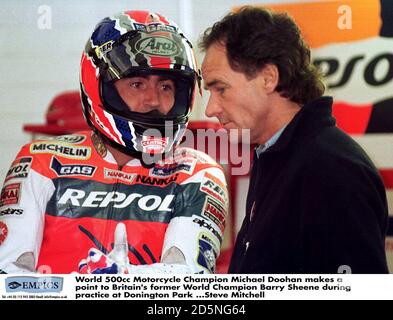 World 500cc Motorrad-Champion Michael Doohan macht einen Punkt auf Der ehemalige britische Weltmeister Barry Sheene beim Training in Donington Parken Stockfoto