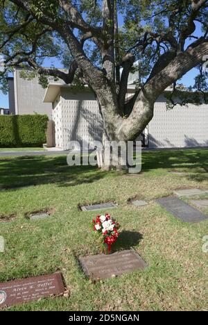 Los Angeles, Kalifornien, USA 13. Oktober 2020 EIN allgemeiner Blick auf die Atmosphäre des Grabes von Natalie Wood im Pierce Brothers Westwood Village Memorial Park am 13. Oktober 2020 in Los Angeles, Kalifornien, USA. Foto von Barry King/Alamy Stockfoto Stockfoto
