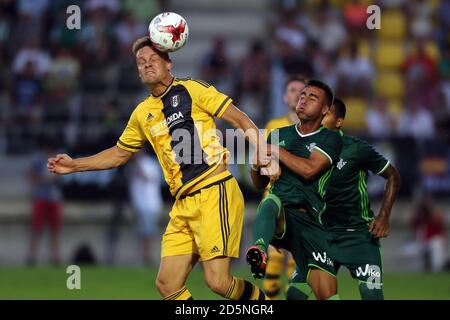 Fulham's Matt Smith (links) in Aktion Stockfoto