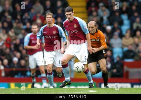 Gareth Barry von Aston Villa in Aktion Stockfoto