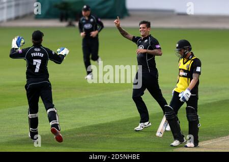 Surrey's Jade Dernbach feiert das Wicket von Gloucestershire's Chris Dent Stockfoto