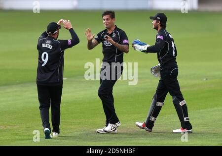 Surrey's Jade Dernbach feiert das Wicket von Gloucestershire's Chris Dent Stockfoto