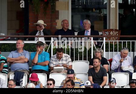 Ehemaliger Premierminister John Major (oben rechts) Beobachtet das Geschehen vom Pavillon aus Stockfoto