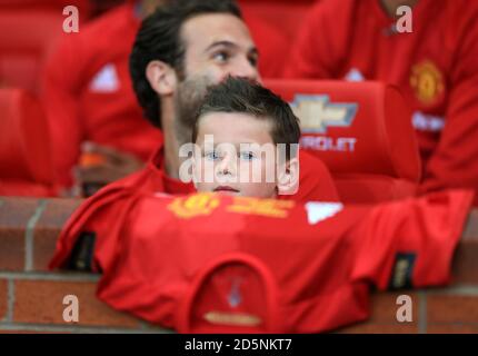 Kai Wayne Rooney, Sohn von Wayne Rooney aus Manchester United im Dugout vor dem Spiel. Stockfoto