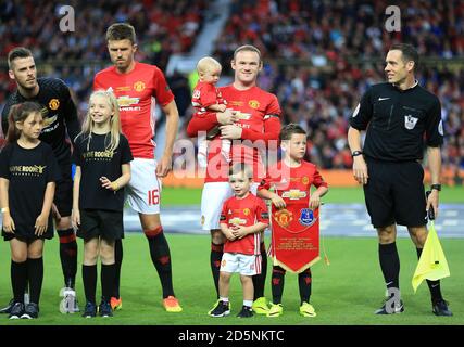 Wayne Rooney von Manchester United mit seinen Söhnen Kit Joseph, Klay Anthony und Kai Wayne vor dem Spiel. Stockfoto