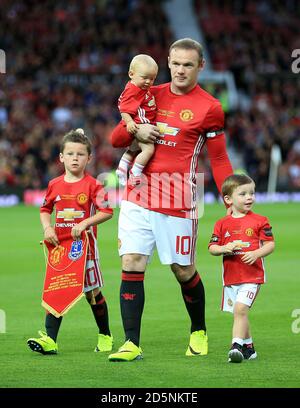 Wayne Rooney von Manchester United mit seinen Söhnen Kit Joseph, Klay Anthony und Kai Wayne vor dem Spiel. Stockfoto