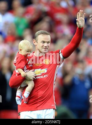 Wayne Rooney von Manchester United mit seinem jüngsten Sohn Kit Joseph vor dem Spiel. Stockfoto