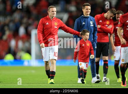 Wayne Rooney von Manchester United mit Sohn Kai auf dem Platz Nach der letzten Pfeife Stockfoto