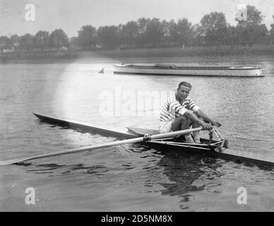 Ted Phelps während seiner Trainingseinheit auf der Themse in Putney, wo er morgen Bert Barry zum Weltmeistertitel treffen wird. Stockfoto