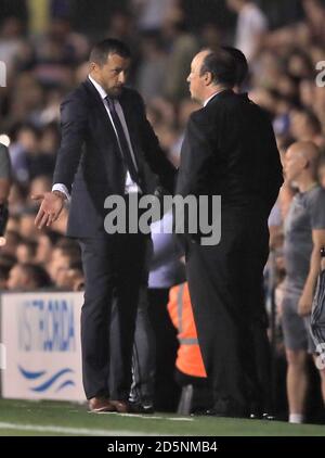 Fulham-Managerin Slavisa Jokanovic (links) appelliert an den vierten Beamten, wie Newcastle United-Manager Rafael Benitez anschaut. Stockfoto