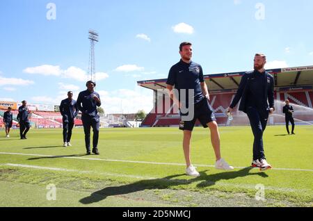 Coventry City Spieler inspizieren das Spielfeld vor dem Anpfiff Stockfoto