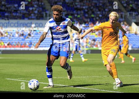 Reading's Daniel Williams (links) und Preston North End's Ben Pringle Kampf um den Ball Stockfoto