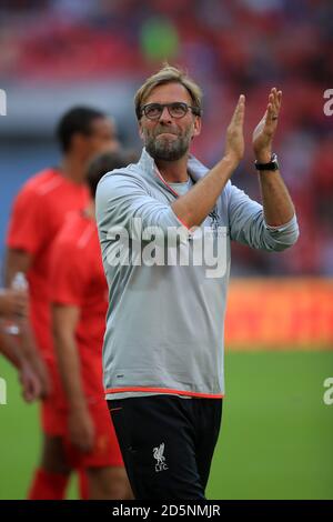 Liverpool-Manager Jürgen Klopp applaudiert nach dem Schlusspfiff Stockfoto