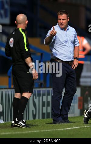 Bury-Manager David Flitcroft zeigt sich dem Beamten gegenüber Stockfoto