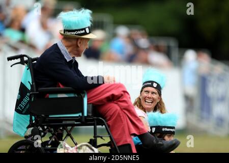 Allgemeine Ansicht der Surrey Stars Fans während des Spiels beobachten Stockfoto