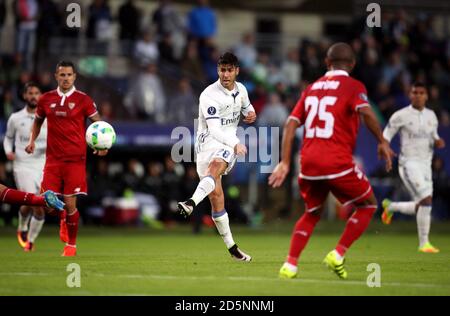 Real Madrids Marco Asensio erzielt das erste Tor seiner Seite Das Spiel Stockfoto