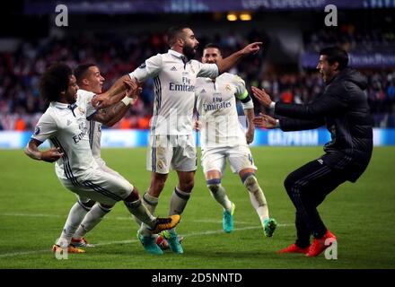 Daniel Carvajal von Real Madrid feiert das dritte Tor seiner Seite Des Spiels mit seinen Teamkollegen Stockfoto