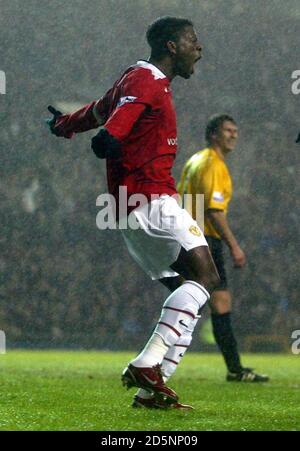 Louis Saha von Manchester United feiert das Tor zum Eröffnungstreffer Burton Albion Stockfoto