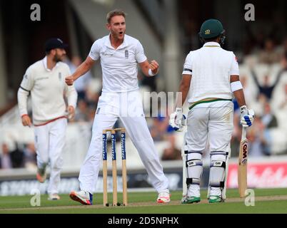 Englands Stuart Broad feiert das Wicket der pakistanischen Sami Aslam Stockfoto