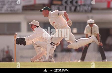 England Wicketkeeper Jack Russell (links) versucht, Boland's auszulaufen Kenny Jackson (rechts) Stockfoto