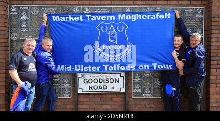 Everton Fans zeigen ihre Unterstützung vor Goodison Park vor dem Barclays Premier League Spiel zwischen Everton und Tottenham Hotspur. Stockfoto