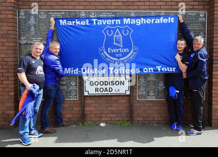 Everton Fans zeigen ihre Unterstützung vor Goodison Park vor dem Barclays Premier League Spiel zwischen Everton und Tottenham Hotspur. Stockfoto