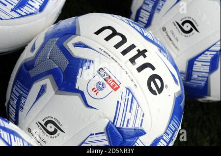 Gesamtansicht des Sky Bet EFL Mitre Matchballs vor dem Wolverhampton Wanderers und Reading Match im Molineux Stadium. Stockfoto