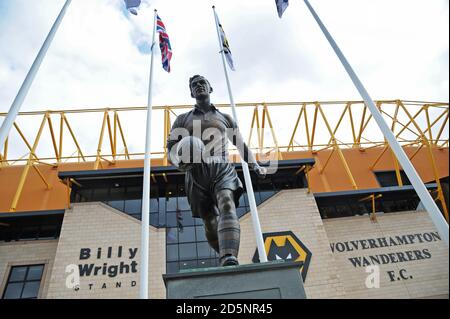 Allgemeine Ansicht der Billy Wright Statue vor dem Molineux Stadion vor dem Wolverhampton Wanderers und Reading Spiel im Molineux Stadium. Stockfoto