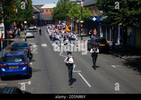 Der marschsaison protestantischen Oranierorden, hier durch ein katholischen Viertel von Belfast, Nordirland/Marching Saison des Orange Order (Loya Stockfoto