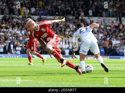 Alex Mowatt von Leeds United tackles David Cotterill von Birmingham City (links) Stockfoto