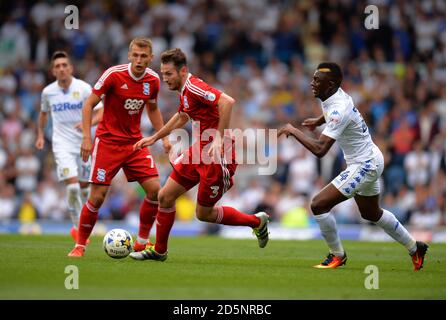 Hadi Sacko von Leeds United jagt nach dem Jonathan Grounds von Birmingham City Stockfoto