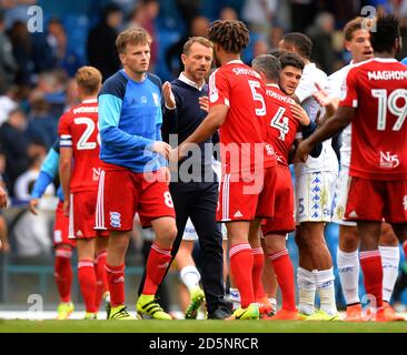 Birmingham City Manager Gary Rowett gratuliert seinen Spielern bei der Ende des Spiels Stockfoto