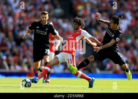 Mohamed Elneny (Mitte) von Arsenal kämpft mit Liverpools um den Ball Roberto Firmino (rechts) Stockfoto